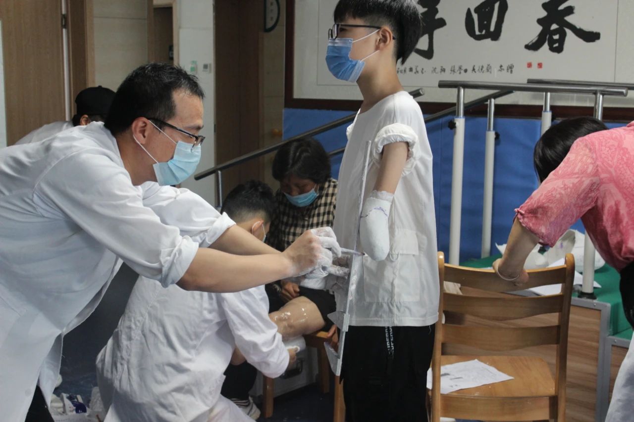 图为亳州市开展民生实事儿童假肢矫形器项目